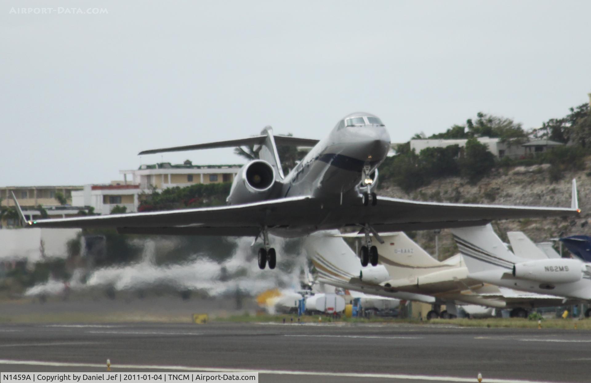 N1459A, 2001 Gulfstream Aerospace G-IV C/N 1459, N1459A departing TNCM