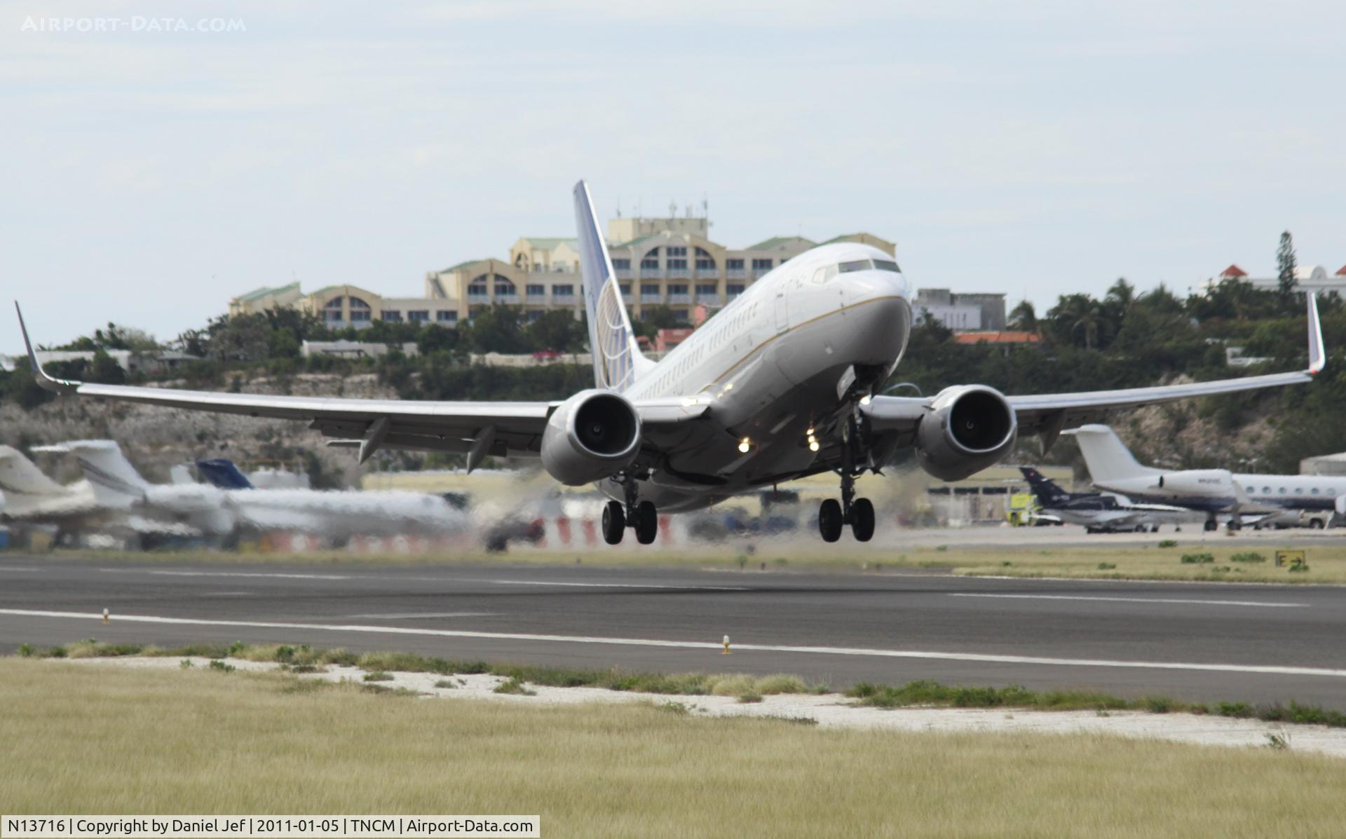 N13716, 1998 Boeing 737-724 C/N 28787, Continental N13716 departing TNCM