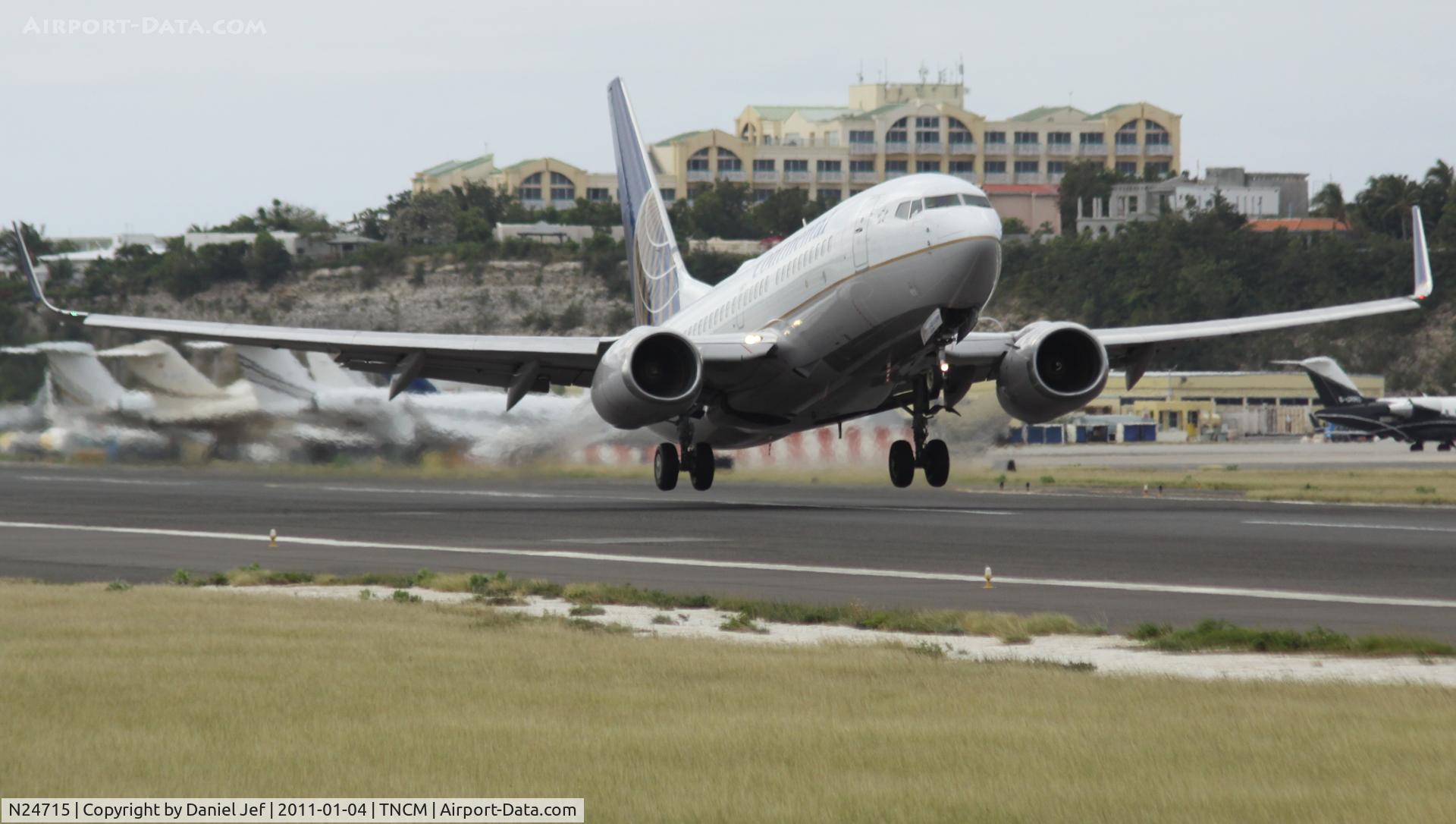 N24715, 1998 Boeing 737-724 C/N 28786, Continental N24715 depatring tncm