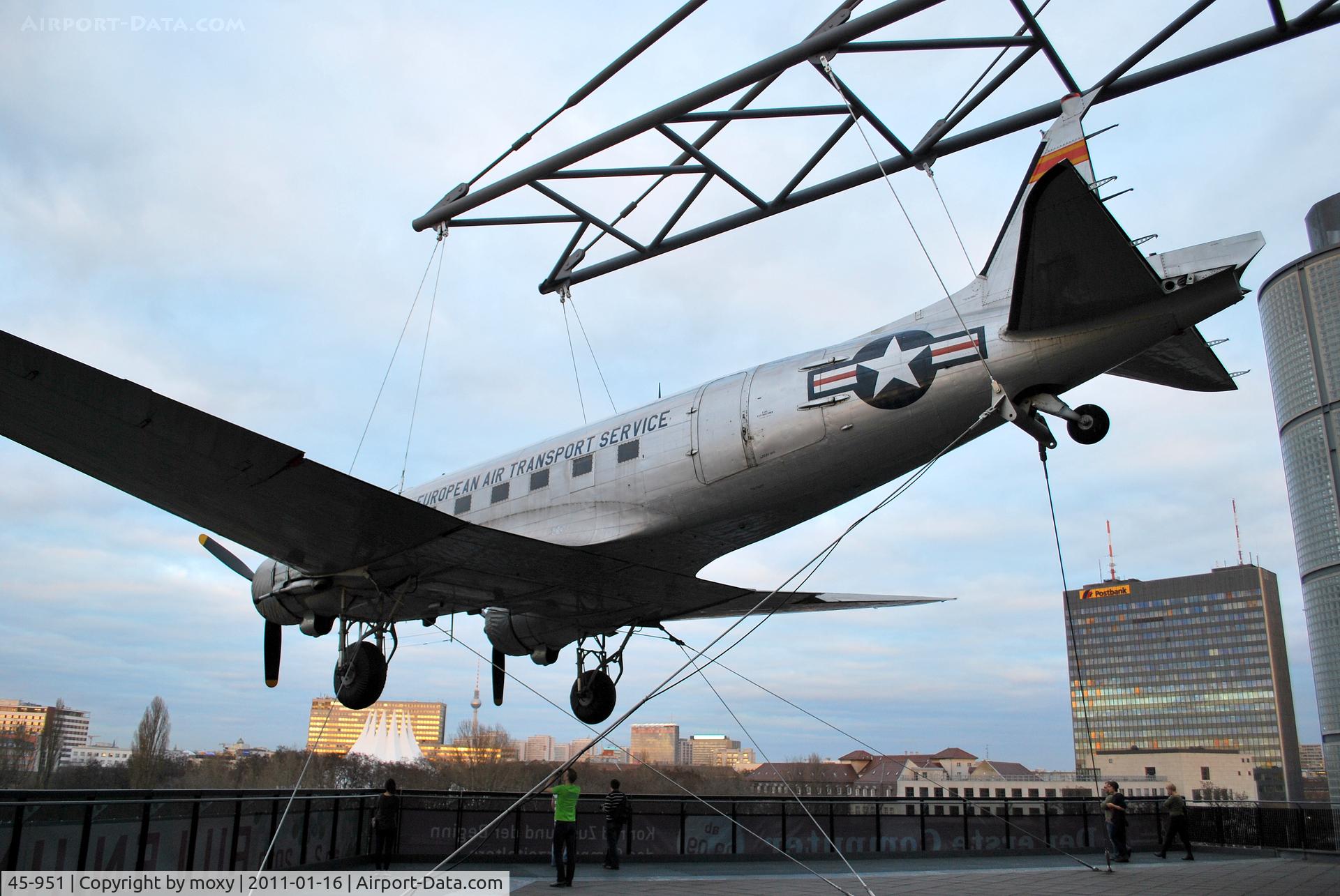 45-951, 1945 Douglas C-47B-45-DK C/N 16954/34214, Douglas C47B on balcony of the Deutsche Technikmuseum, Berlin. C/n is now apparently 34214 rather than the original c/n 16954. Ex N73856, G-BLFL and N951CA. I assume the rudder is receiving some attention.