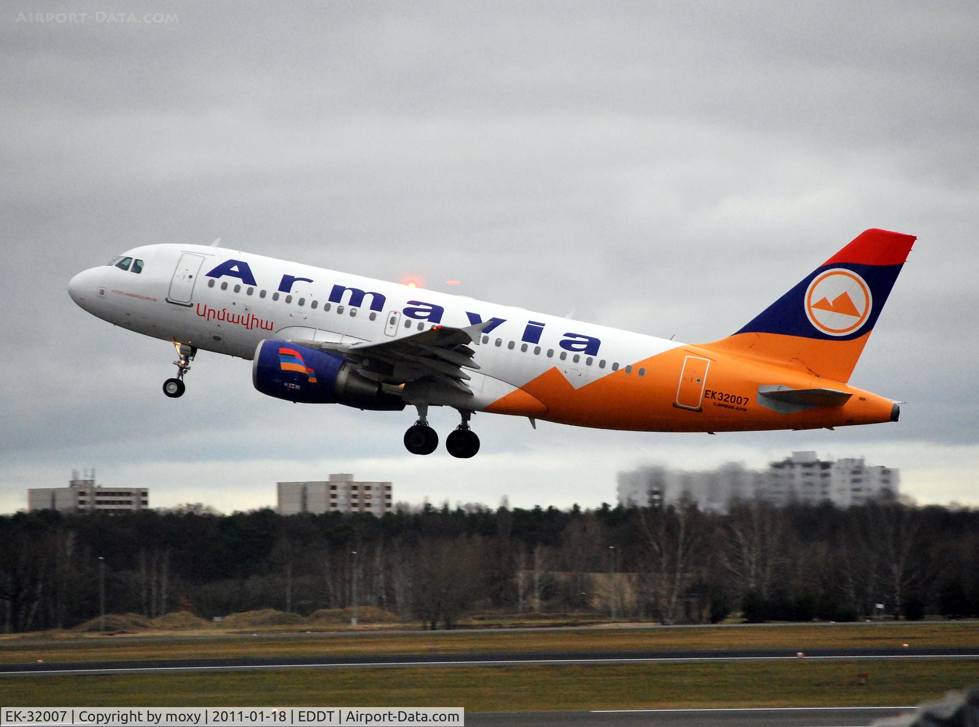 EK-32007, 2009 Airbus A319-111 C/N 3834, Airbus A320-232  departing Berlin Tegel.