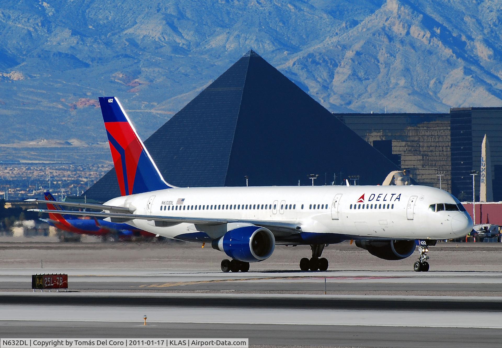 N632DL, 1987 Boeing 757-232 C/N 23613, N632DL 1987 Boeing 757-232 C/N 23613

Las Vegas - McCarran International (LAS / KLAS)
USA - Nevada, January 17, 2011
Photo: Tomas Del Coro