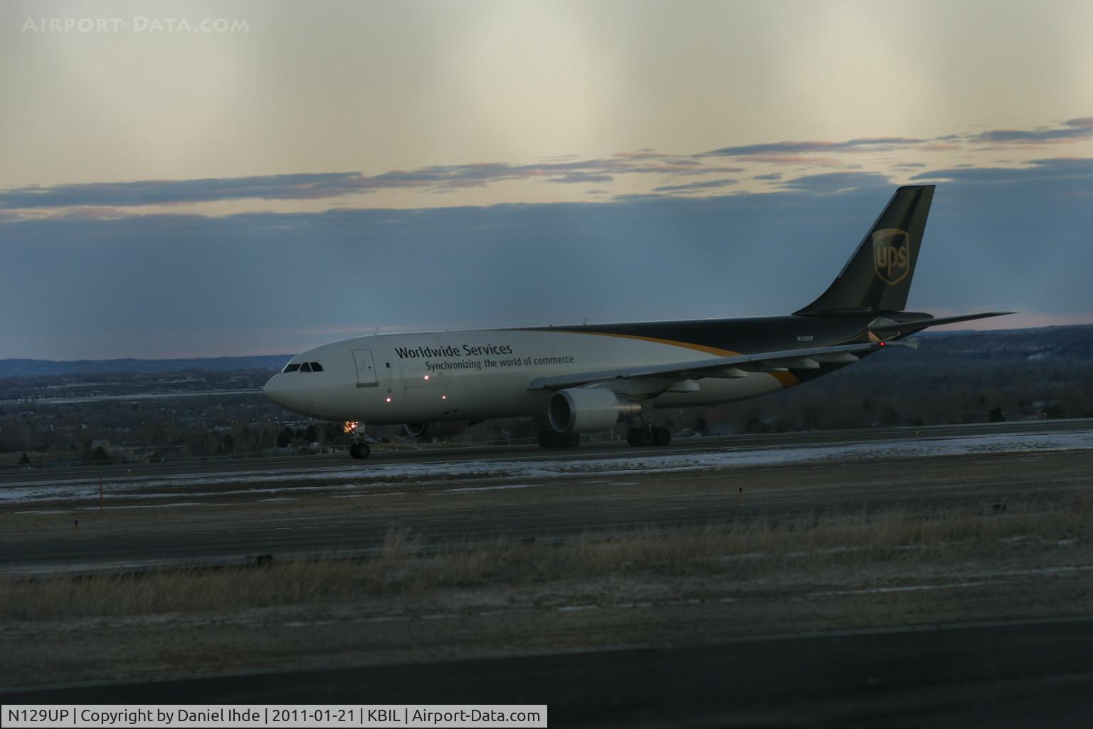 N129UP, 2001 Airbus A300F4-622R C/N 0813, UPS Airbus A300 gaining speed