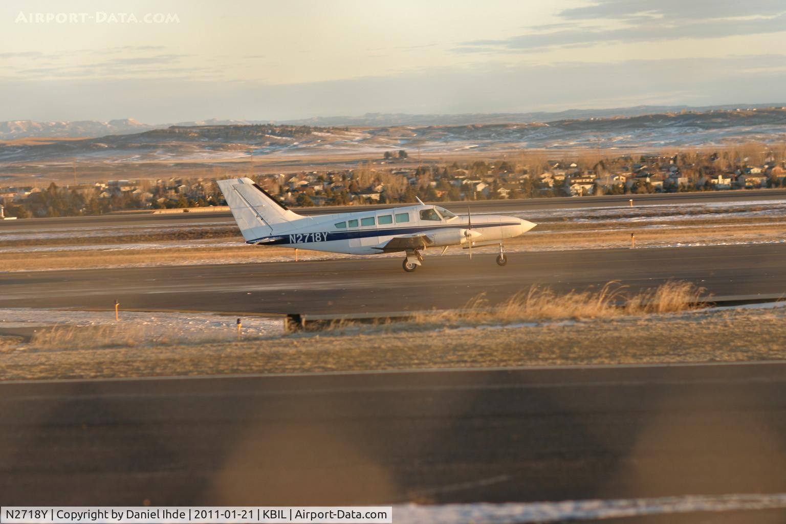 N2718Y, 1979 Cessna 402C C/N 402C0232, Cessna 402 taxi's to 28R Jan 21,2011