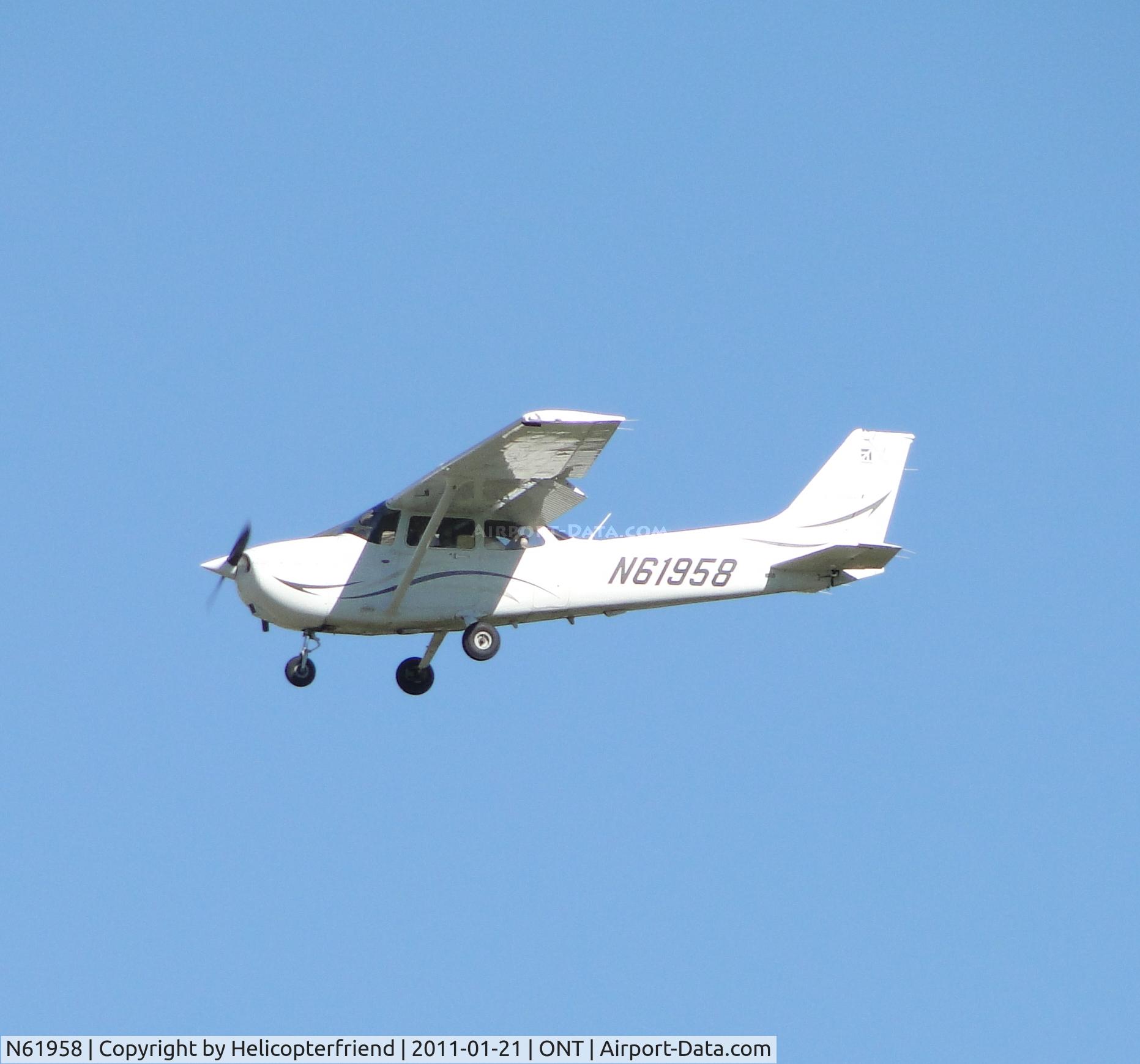 N61958, 2008 Cessna 172R C/N 17281541, On final for runway 26