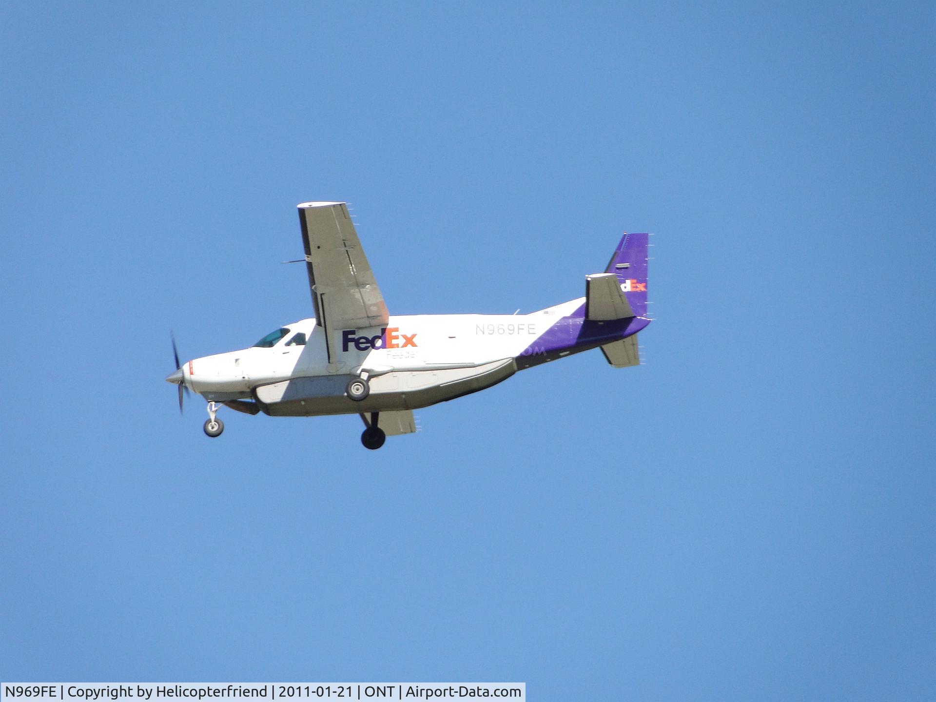 N969FE, 1988 Cessna 208B Super Cargomaster C/N 208B0092, On final to runway 26L to go to Fed Ex building