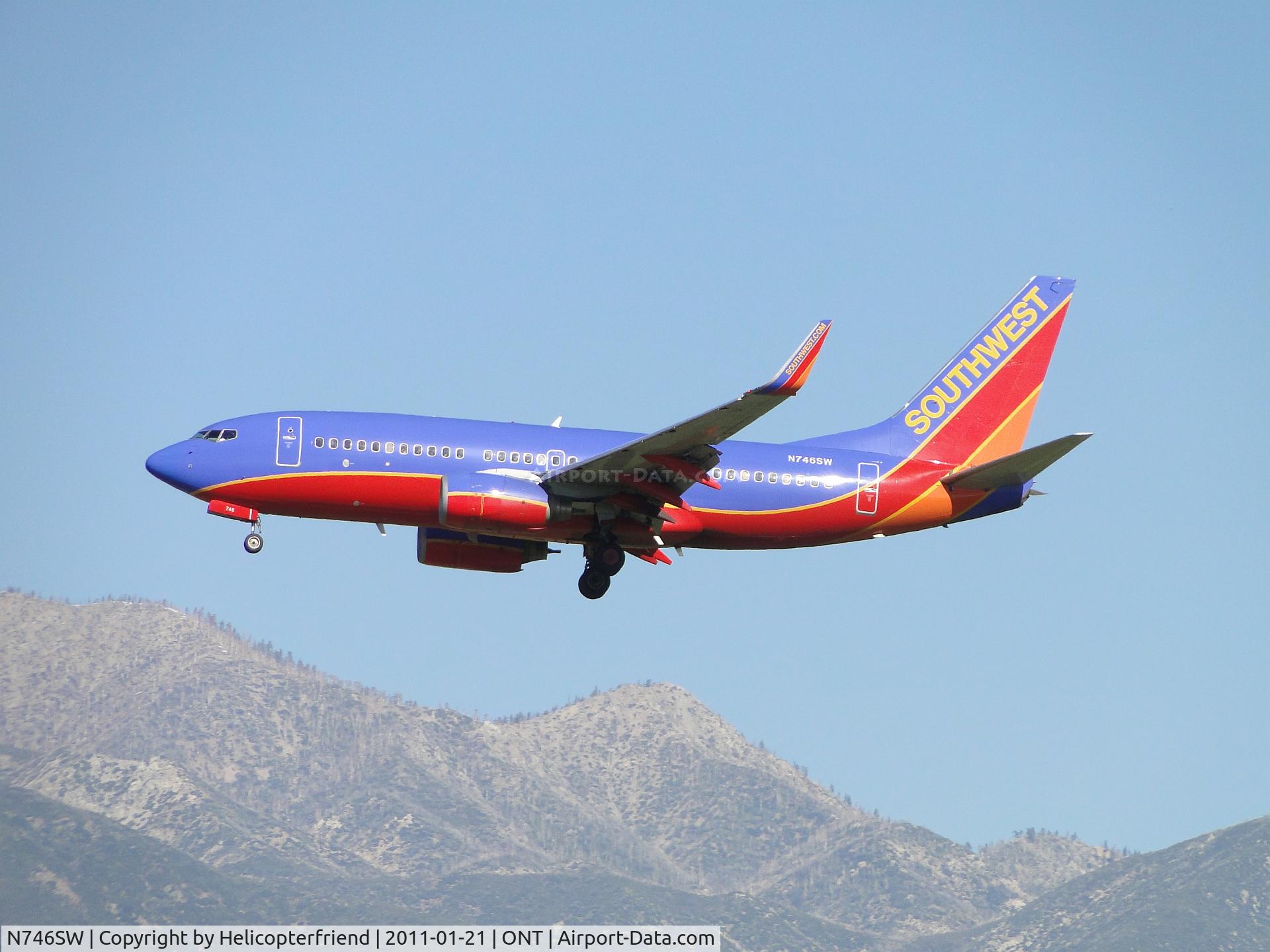 N746SW, 1999 Boeing 737-7H4 C/N 29798, On final to runway 26R