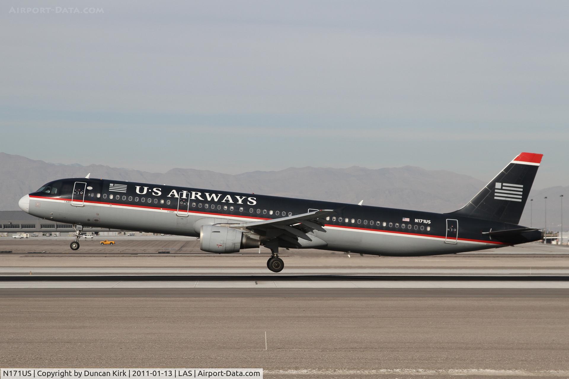 N171US, 2001 Airbus A321-211 C/N 1465, The black scheme is slowly disappearing