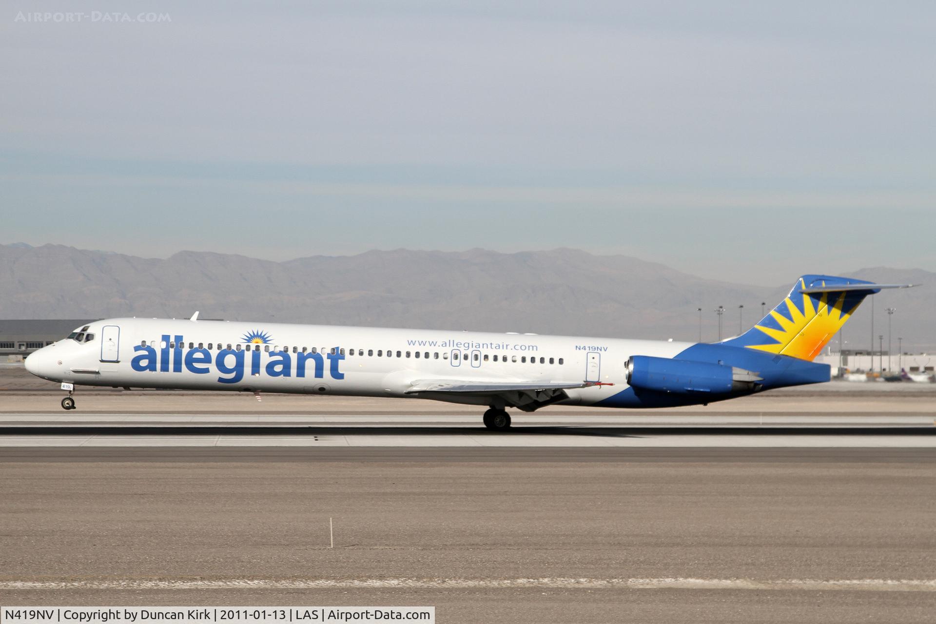 N419NV, 1992 McDonnell Douglas MD-83 (DC-9-83) C/N 53366, Casino goers arrive on another cheap flight.