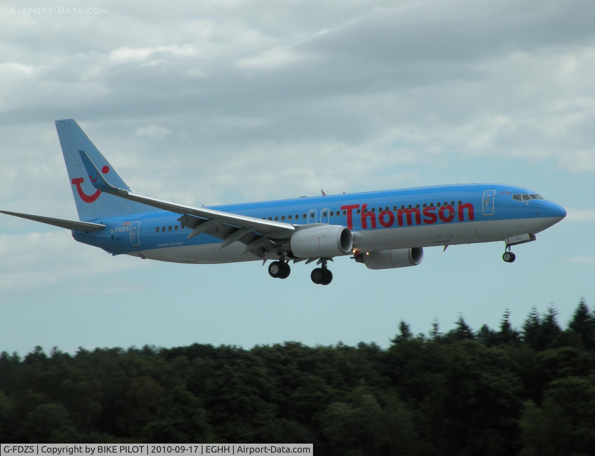 G-FDZS, 2009 Boeing 737-8K5 C/N 35147, Short finals for rwy 26