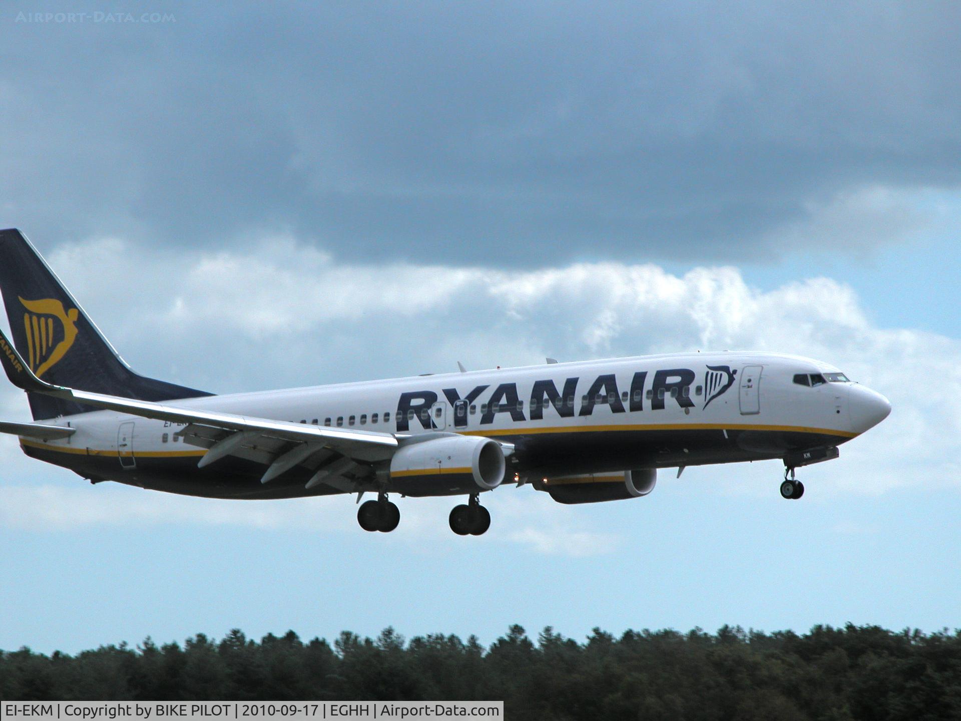 EI-EKM, 2010 Boeing 737-8AS C/N 38499, Short finals for rwy 26