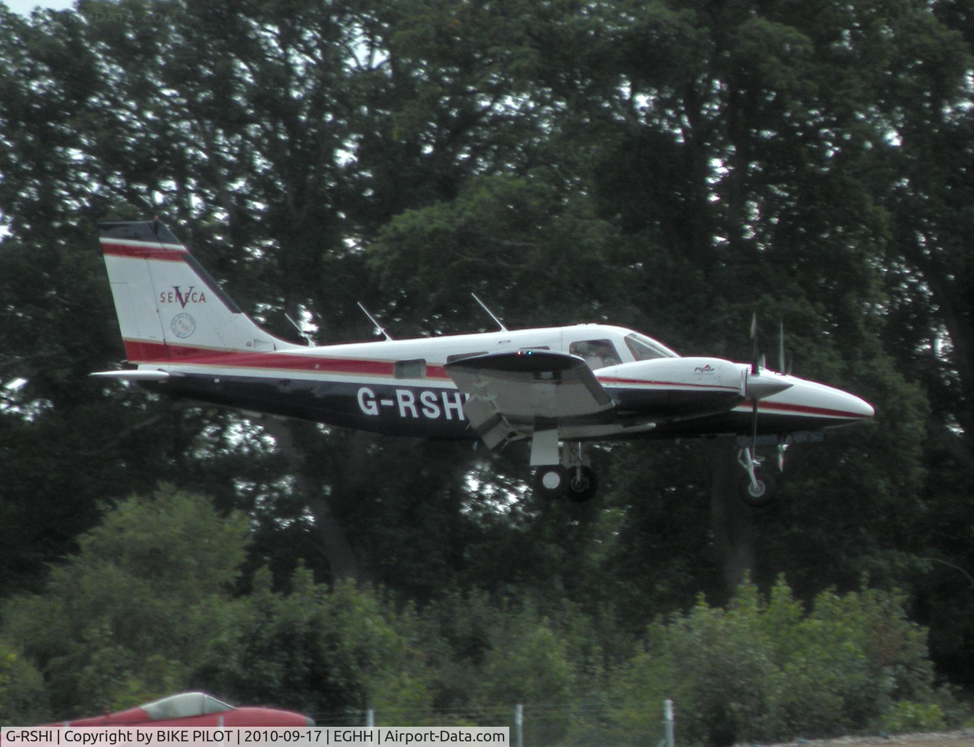 G-RSHI, 1998 Piper PA-34-220T Seneca V C/N 34-49077, Navajo on finals for rwy 26