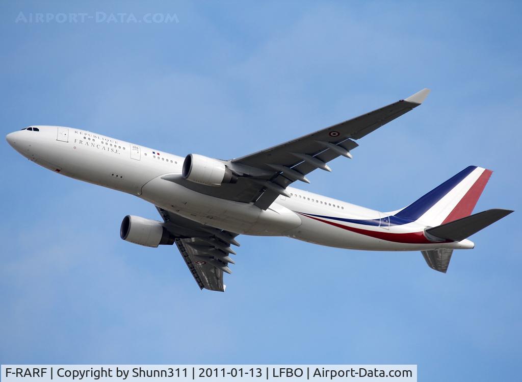 F-RARF, 1999 Airbus A330-223 C/N 240, Taking off rwy 32R