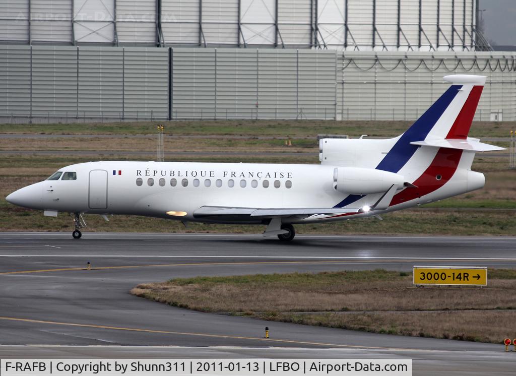 F-RAFB, 2010 Dassault Falcon 7X C/N 086, Taxiing to the Airbus Lagardere area...
