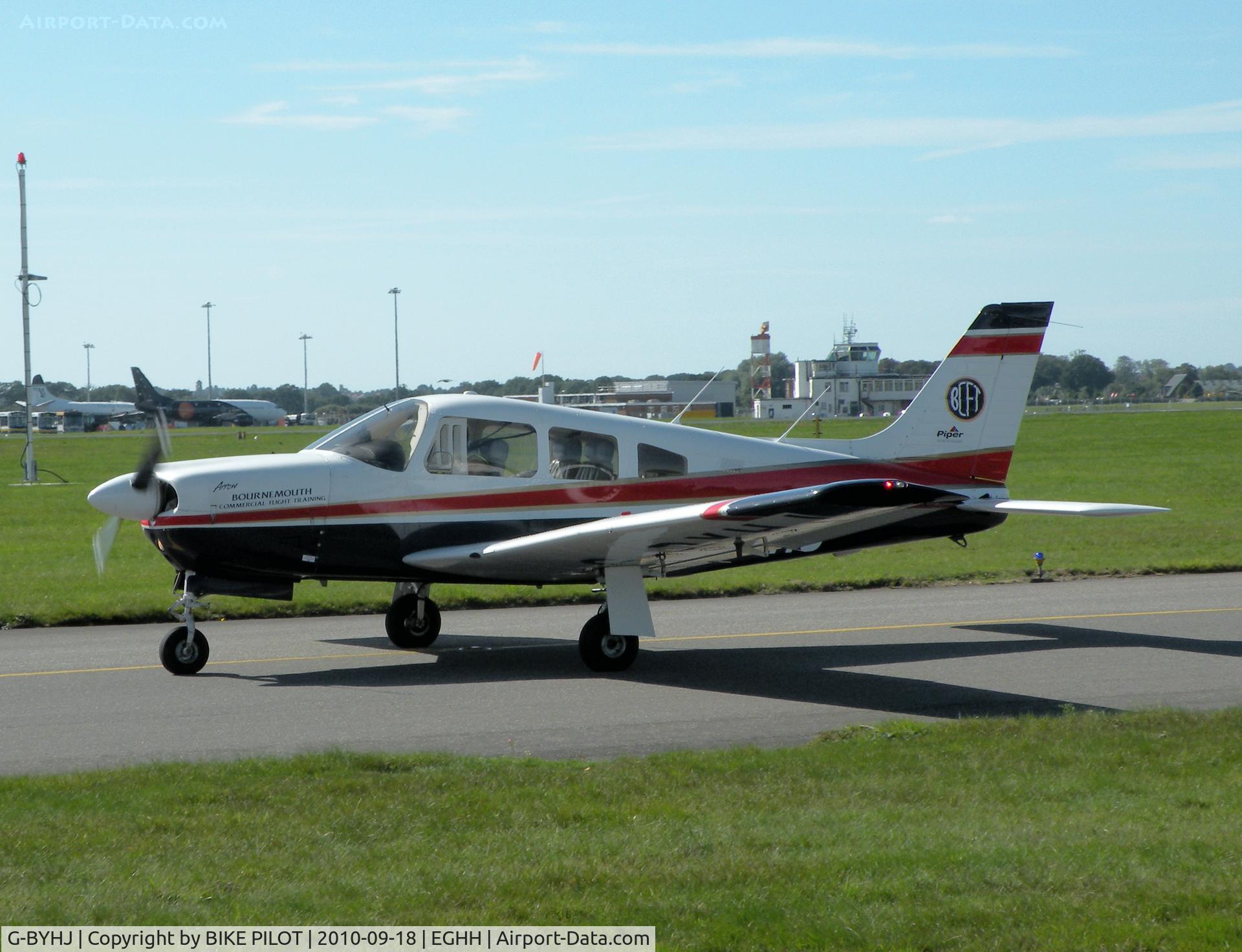 G-BYHJ, 1999 Piper PA-28R-201 Cherokee Arrow III C/N 28R-2844020, Arrow III taxying past the Flying Club