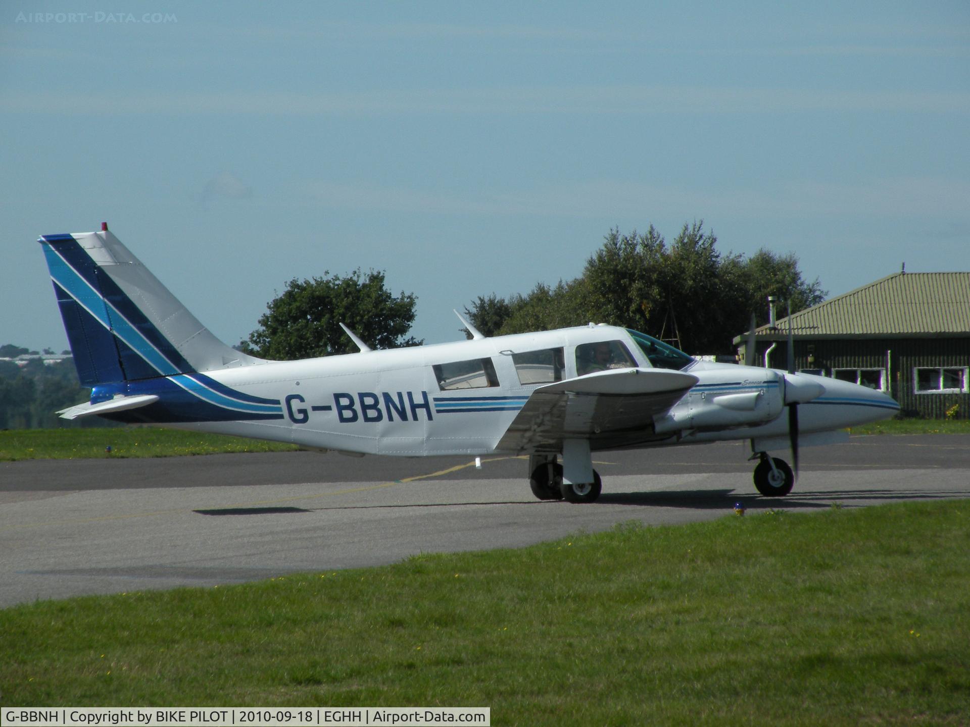 G-BBNH, 1973 Piper PA-34-200 Seneca C/N 34-7350339, Seneca running up