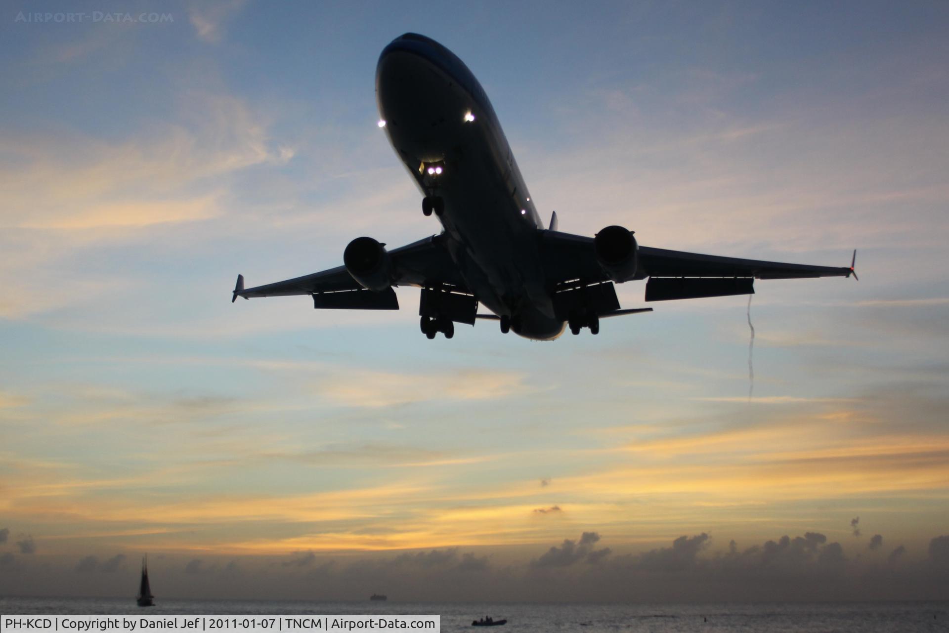 PH-KCD, 1994 McDonnell Douglas MD-11 C/N 48558, KLM PH-KCD over maho beach at TNCM
