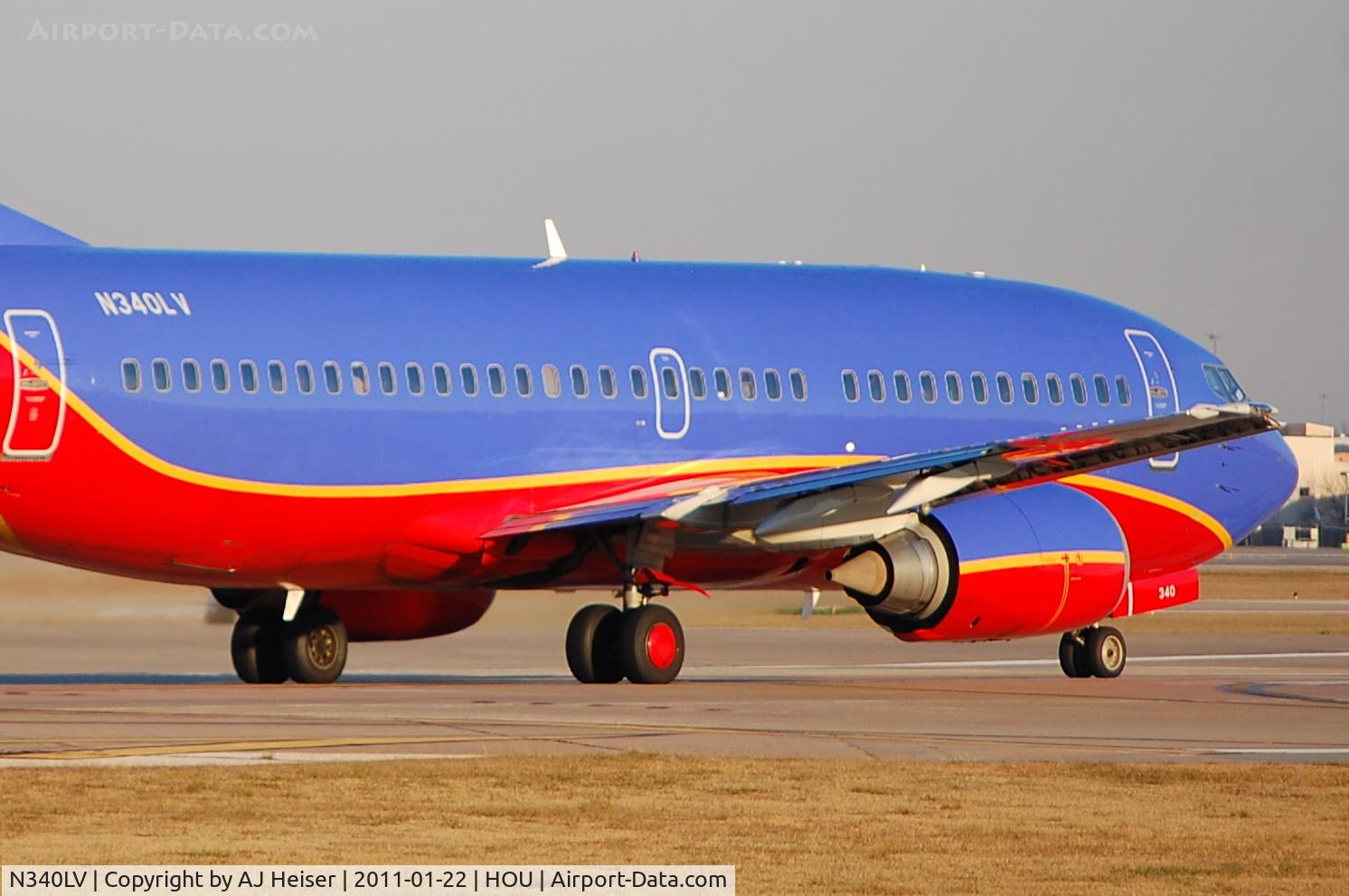 N340LV, 1987 Boeing 737-3K2 C/N 23738, Line up and wait rwy 12R