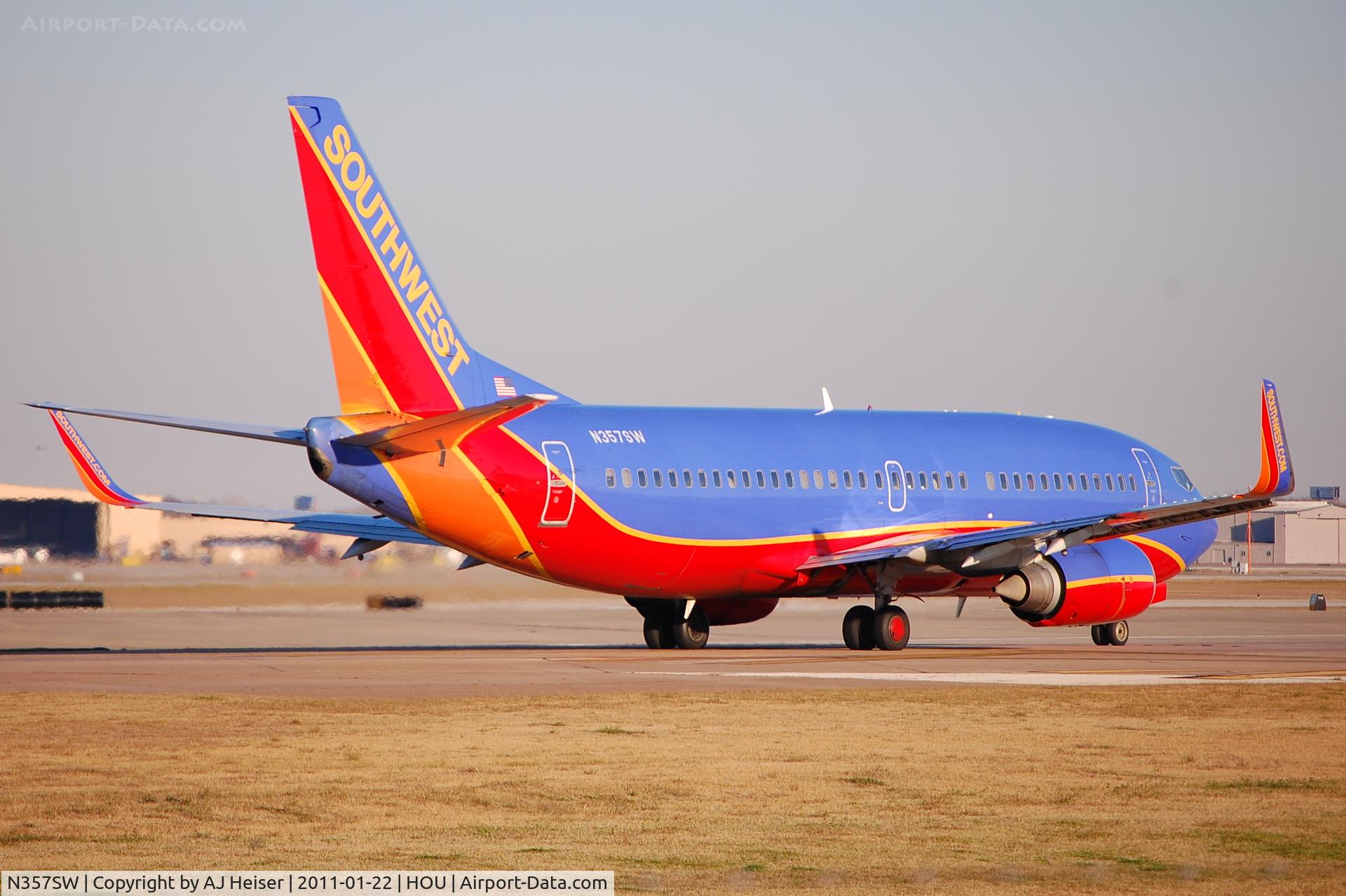 N357SW, 1992 Boeing 737-3H4 C/N 26594, Line up and wait rwy 12R