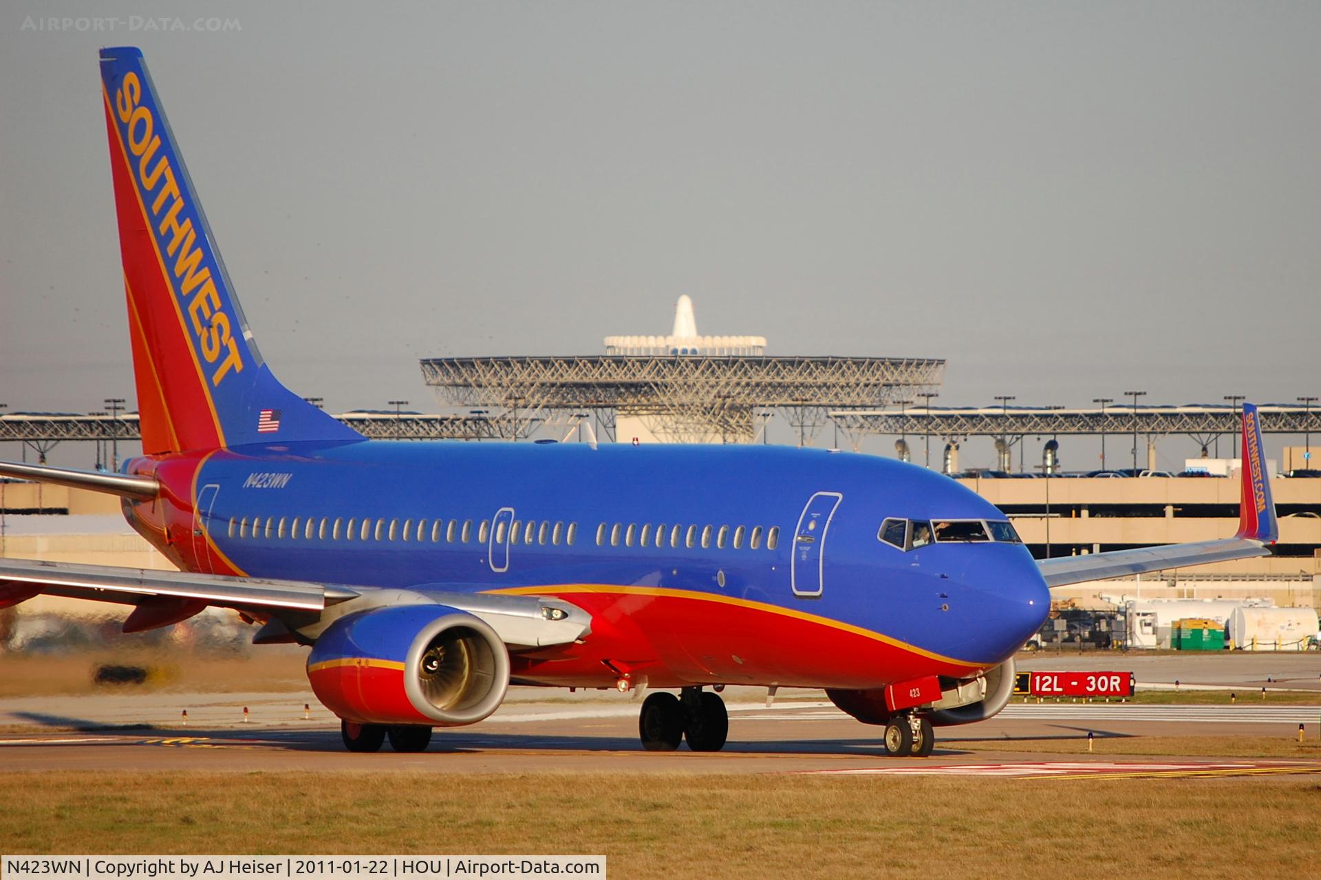 N423WN, 2002 Boeing 737-7H4 C/N 29827, Lining up rwy 12R