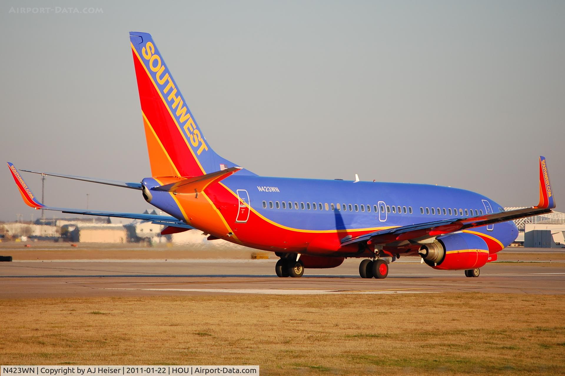 N423WN, 2002 Boeing 737-7H4 C/N 29827, Line up and wait rwy 12R