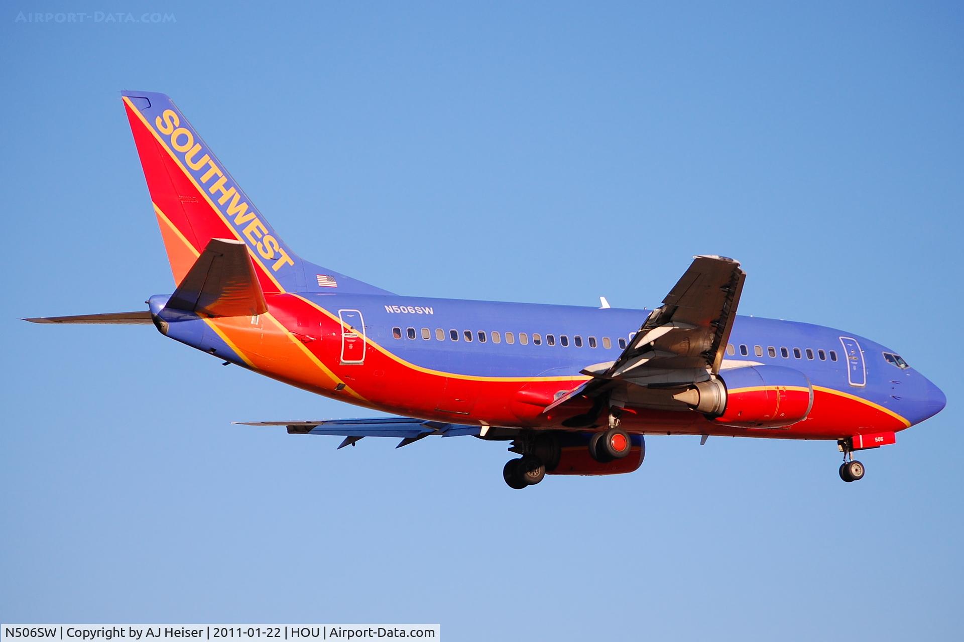 N506SW, 1990 Boeing 737-5H4 C/N 24183, Over the numbers rwy 12R