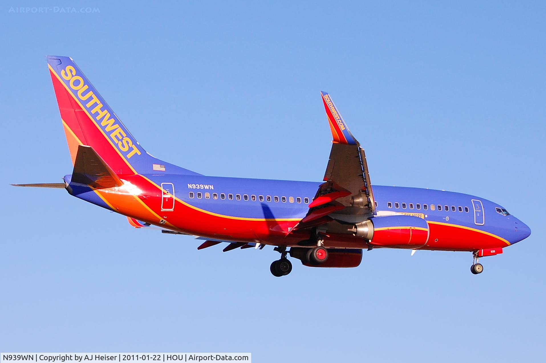 N939WN, 2009 Boeing 737-7H4 C/N 36646, Short final rwy 12R