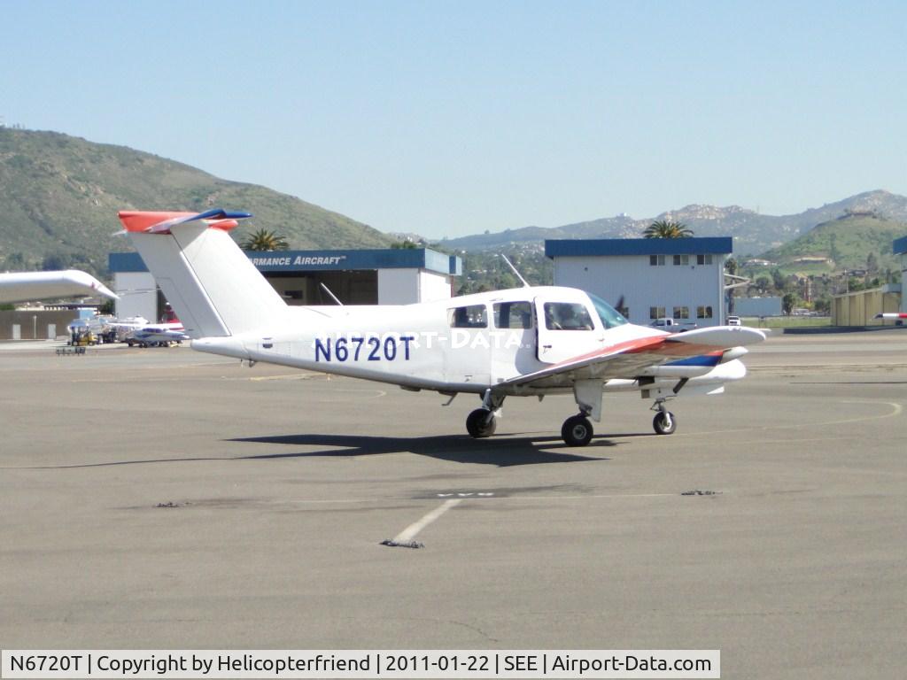 N6720T, 1980 Beech 76 Duchess C/N ME-335, Taxiing to runway 27 for take off