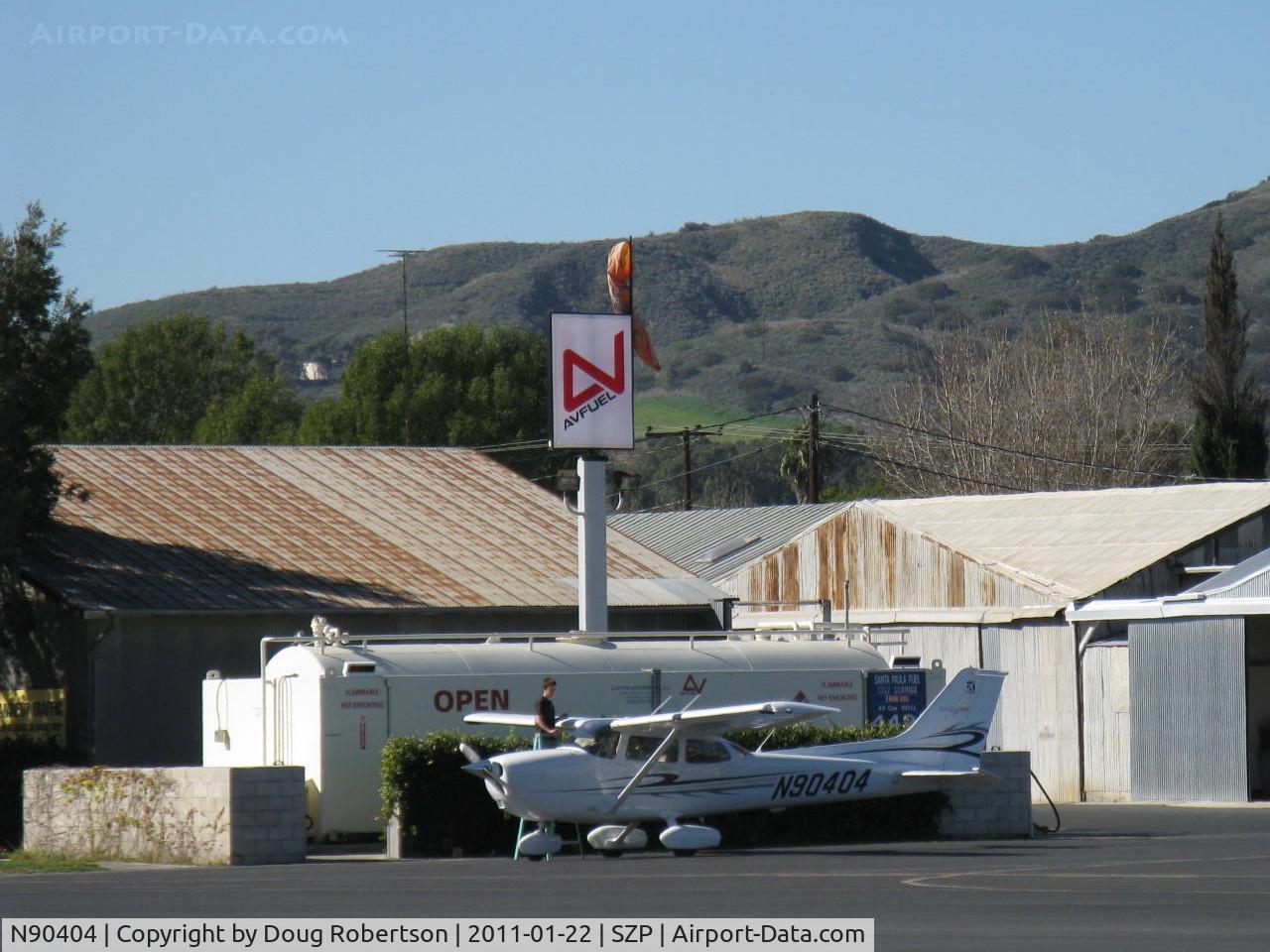 N90404, Cessna 172S C/N 172S11064, 2010 Cessna 172S SKYHAWK SP II, Lycoming IO-360-L2A 180 Hp, CS prop, refueling