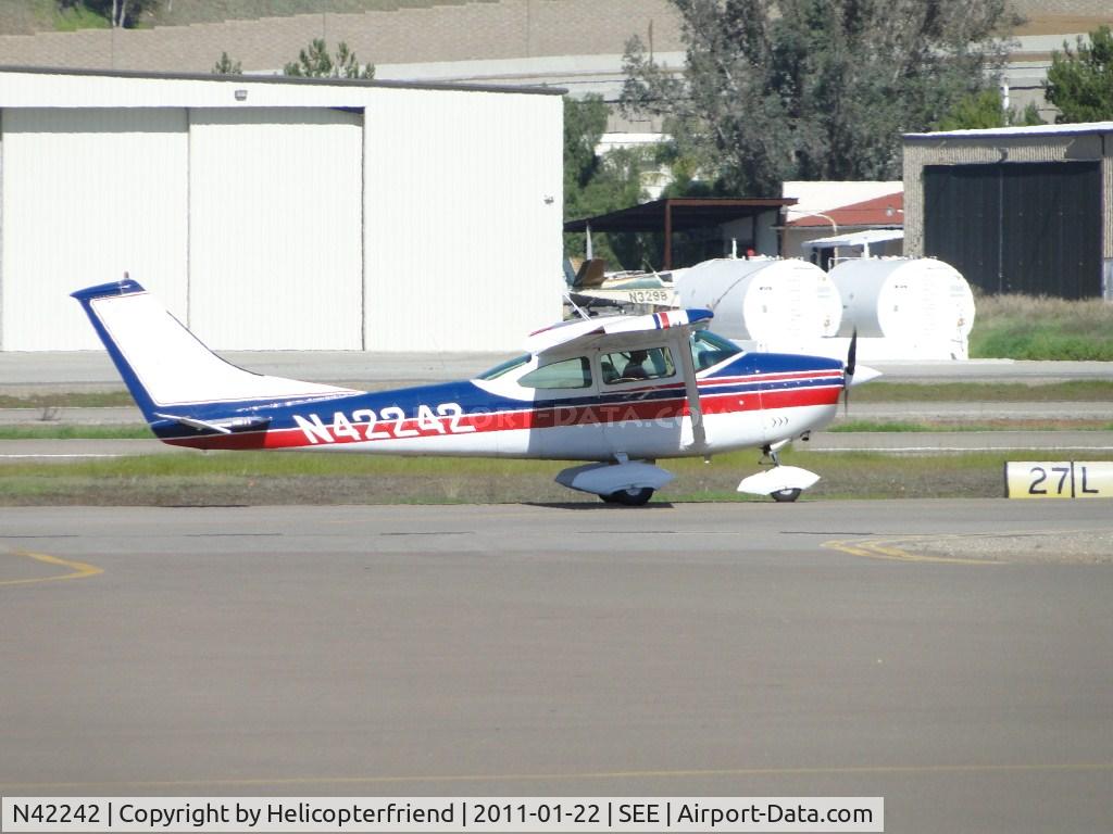 N42242, 1968 Cessna 182L Skylane C/N 18258920, Taxiing towards runway 27L