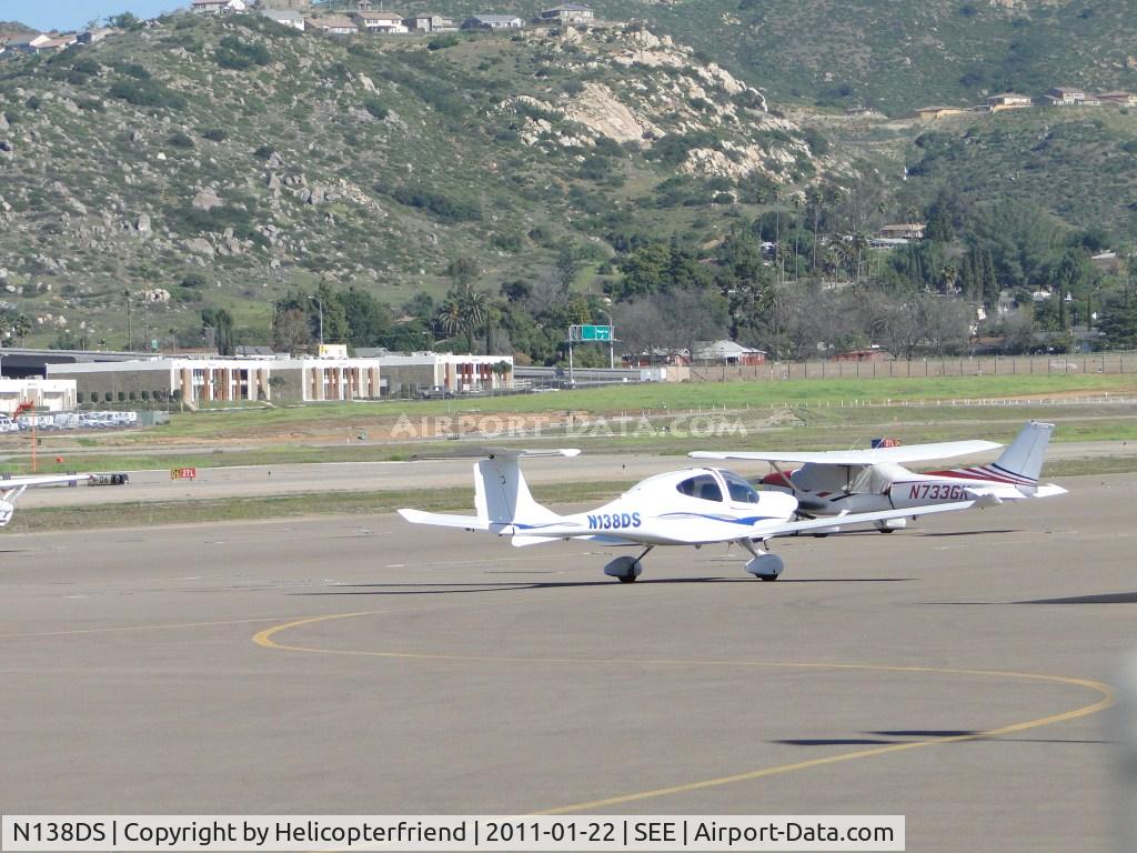 N138DS, 2002 Diamond DA-40 Diamond Star C/N 40.238, Taxiing towards runway 27L