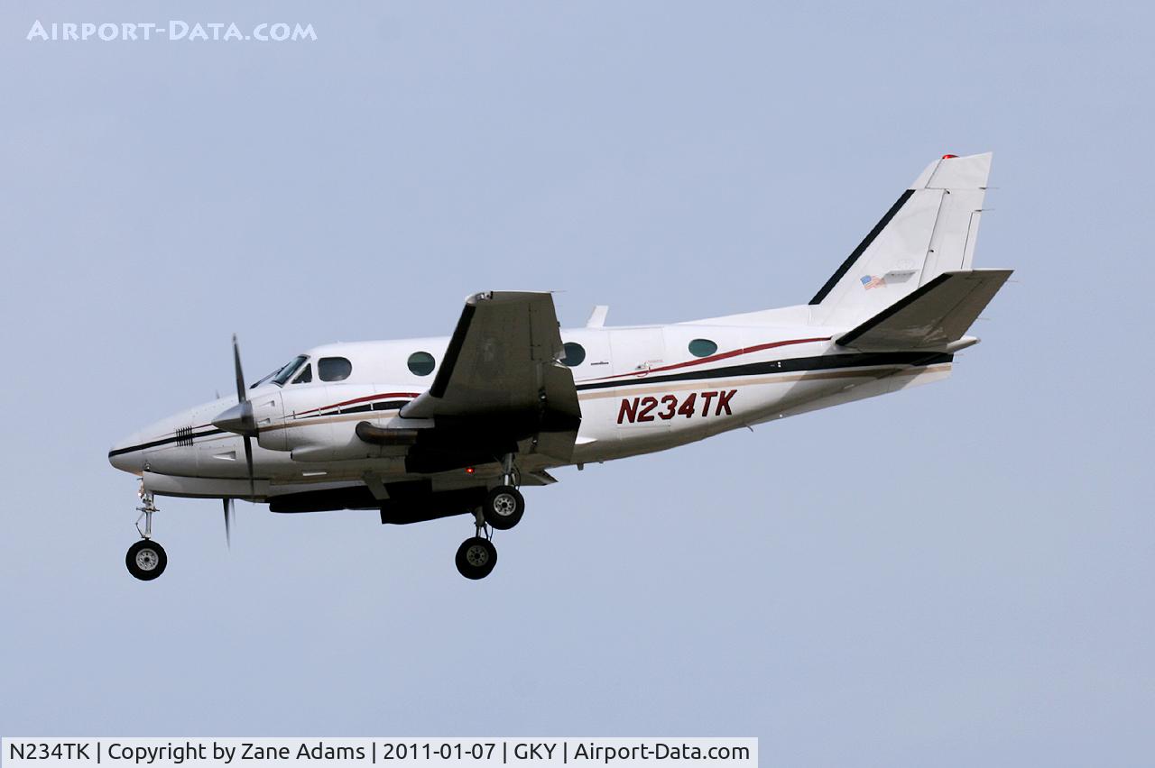 N234TK, 1977 Beech B100 King Air C/N BE-24, 2011 Cotton Bowl game day traffic landing at Arlington Municipal Airport