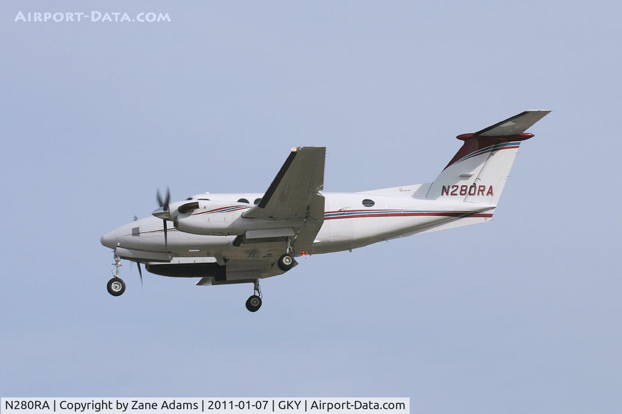 N280RA, 1975 Beech 200 Super King Air C/N BB-53, 2011 Cotton Bowl game day traffic landing at Arlington Municipal Airport