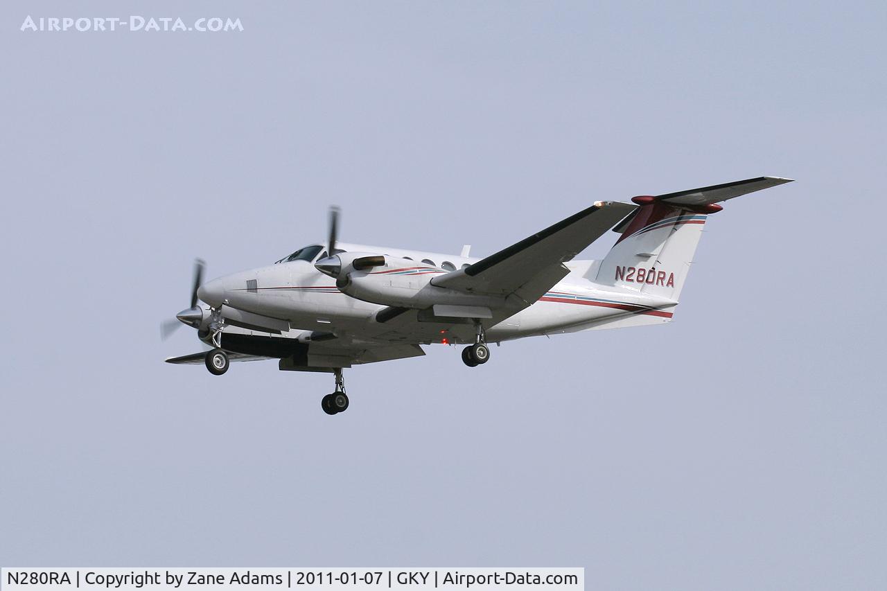 N280RA, 1975 Beech 200 Super King Air C/N BB-53, 2011 Cotton Bowl game day traffic landing at Arlington Municipal Airport