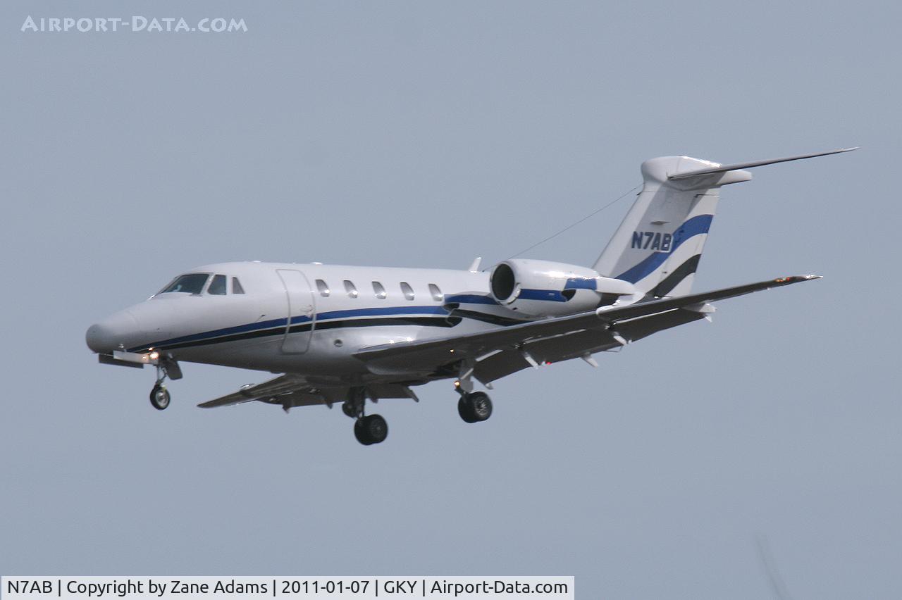 N7AB, 1996 Cessna 650 Citation VII C/N 650-7068, 2011 Cotton Bowl game day traffic landing at Arlington Municipal Airport