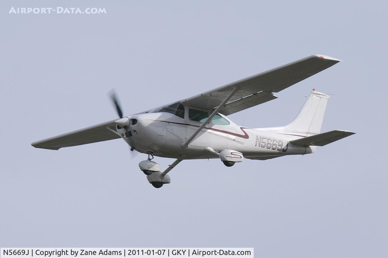 N5669J, 1974 Cessna 182P Skylane C/N 18263486, Landing at Arlington Municipal Airport