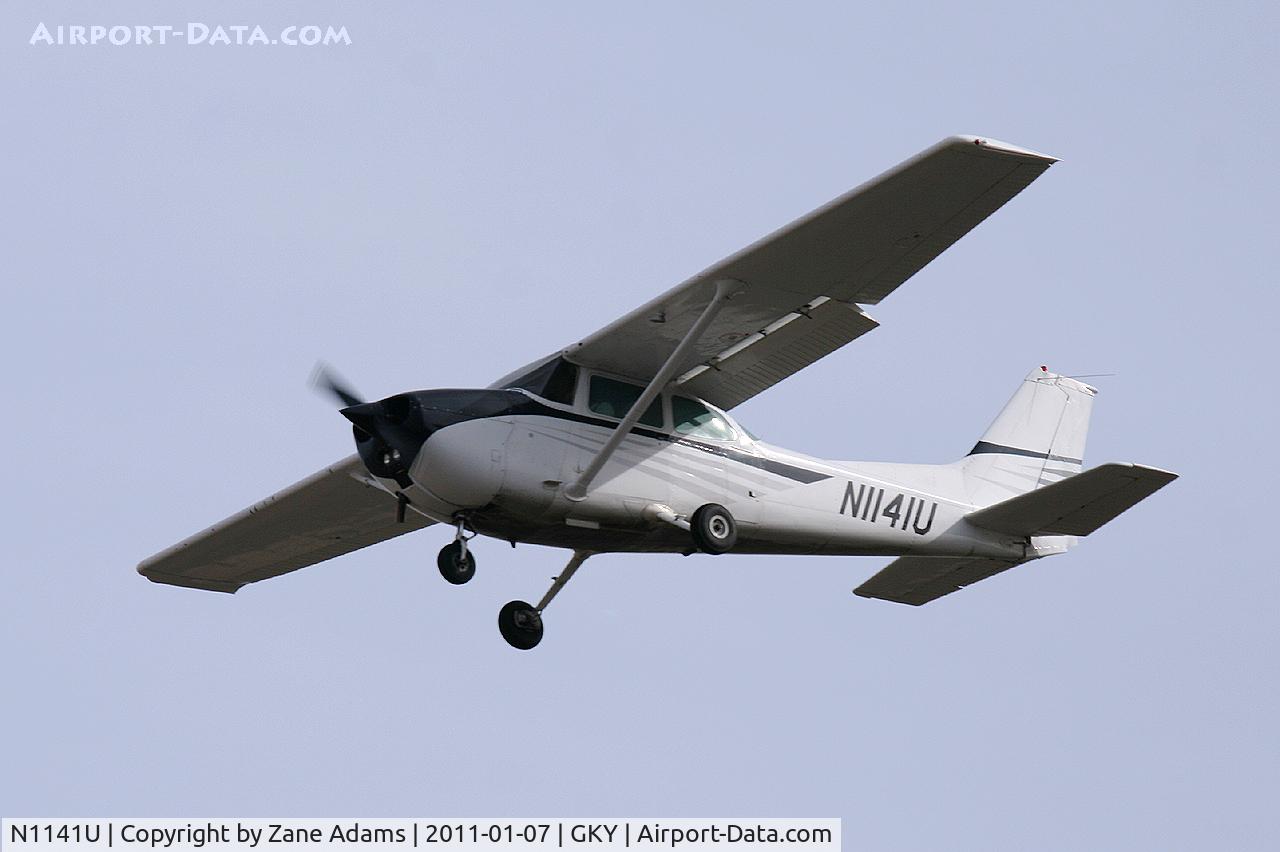 N1141U, 1976 Cessna 172M C/N 17266870, Landing at Arlington Municipal Airport