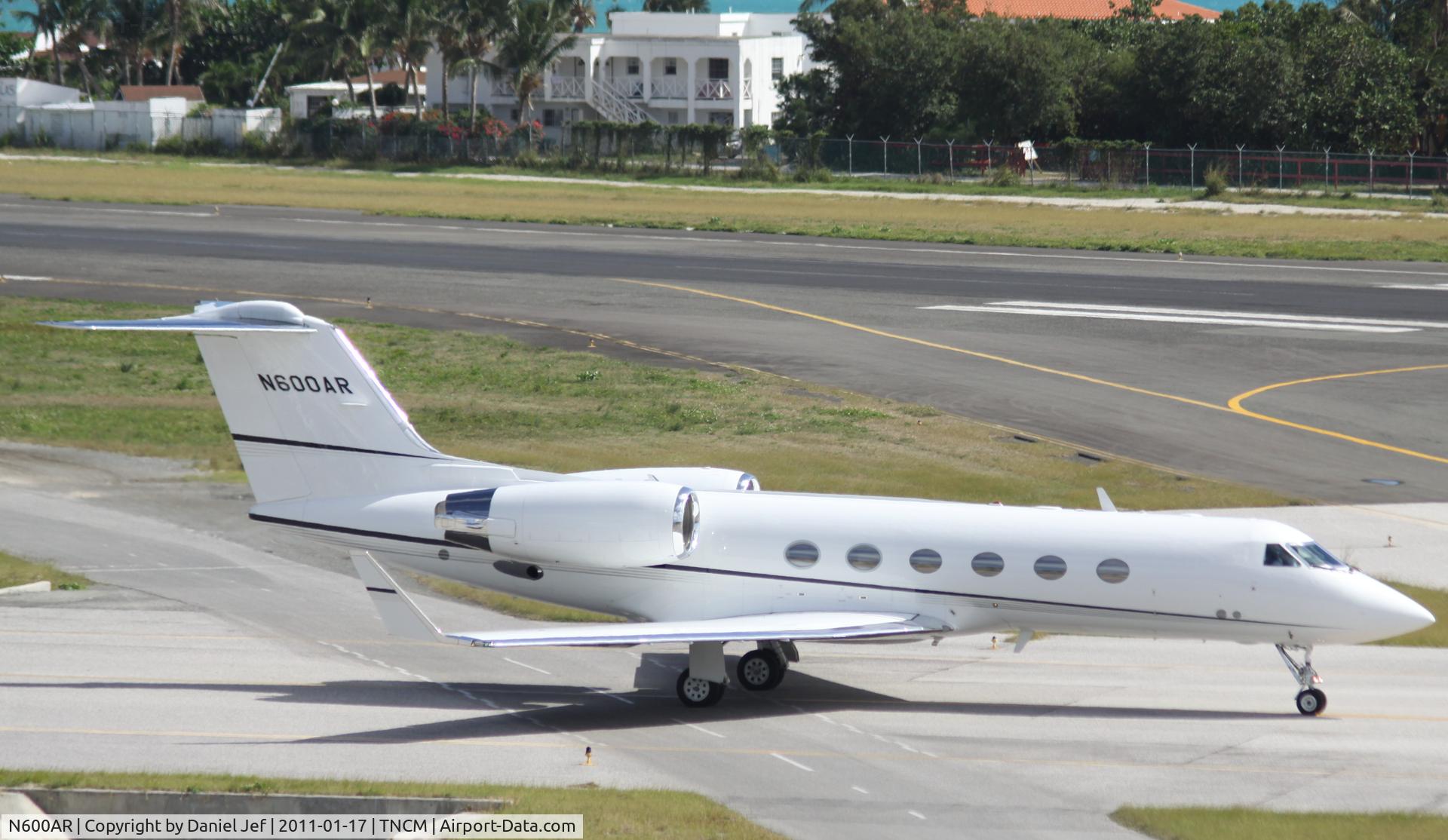 N600AR, 2000 Gulfstream Aerospace G-IV SP C/N 1419, N600AR taxing to depart TNCM