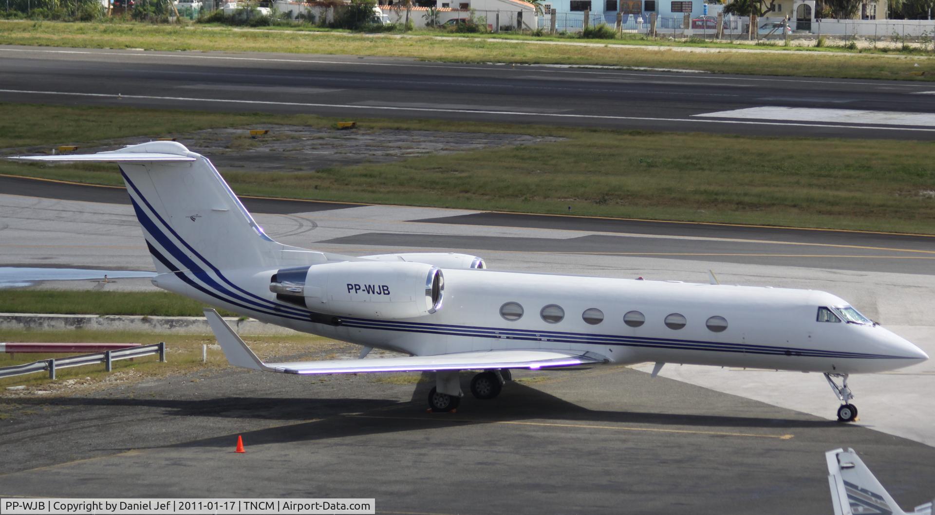 PP-WJB, 1998 Gulfstream Aerospace G-IV C/N 1348, PP-WJB park at TNCM cargo ramp at TNCM