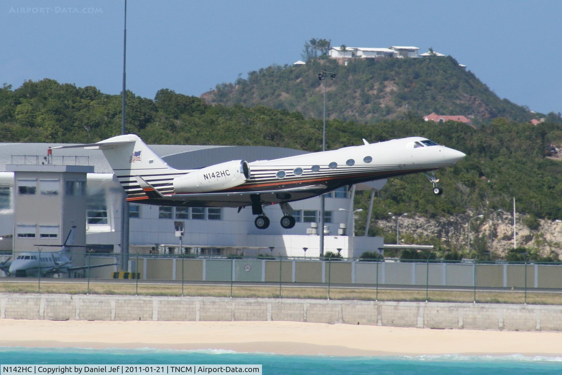 N142HC, 2004 Gulfstream Aerospace GIV-X (G450) C/N 4007, N142HC departing TNCM