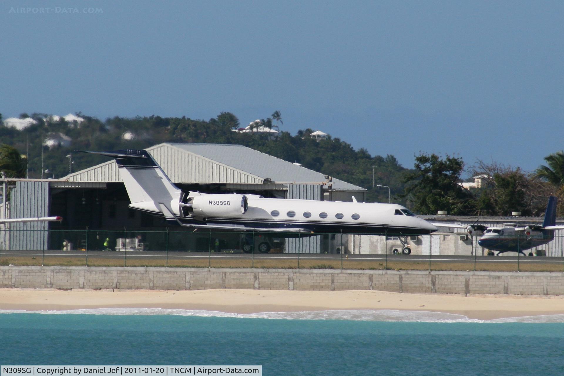 N309SG, 2001 Gulfstream Aerospace G-IV C/N 1449, N309SG landing at TNCM