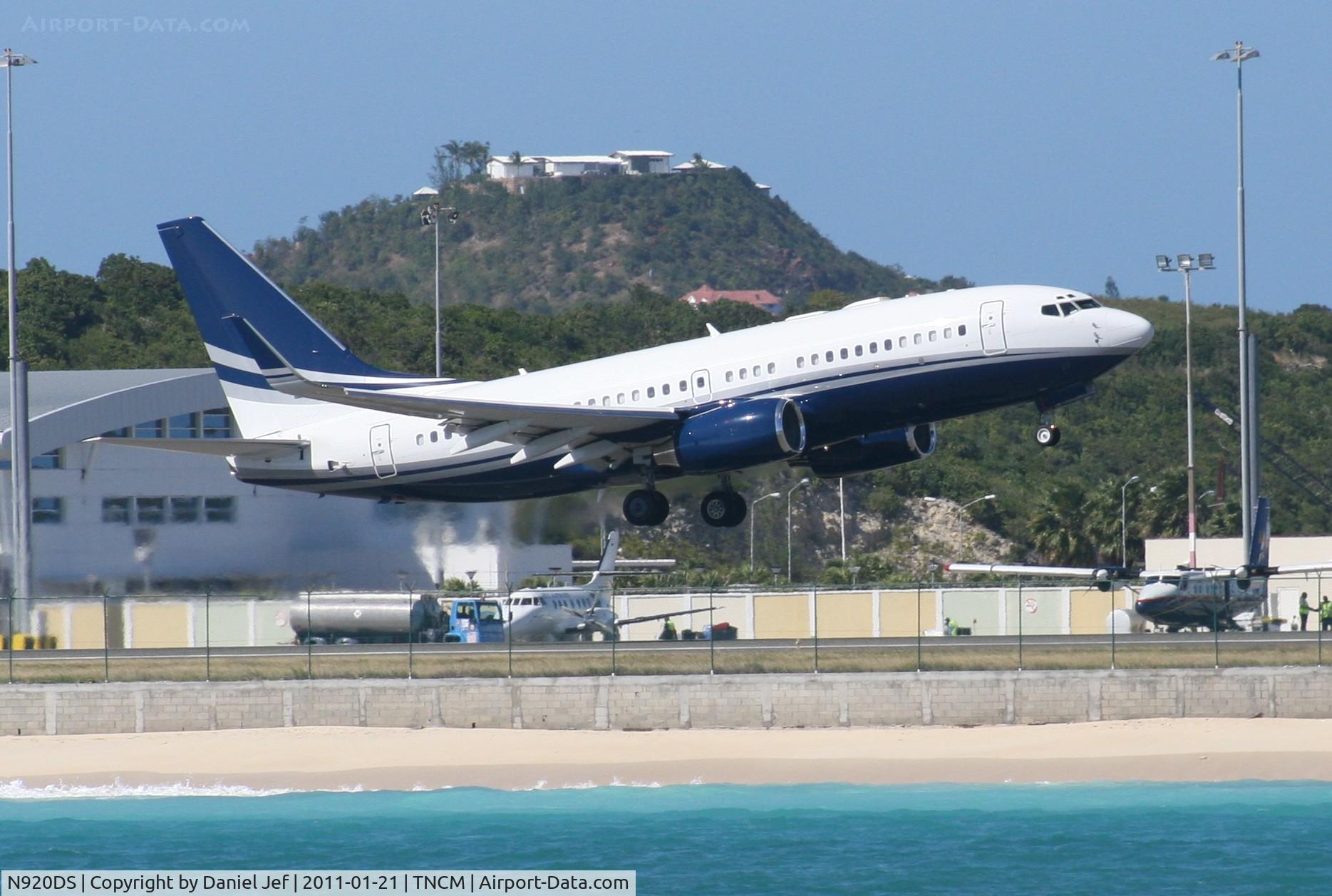 N920DS, 1999 Boeing 737-75V C/N 28579, N920DS departing TNCM
