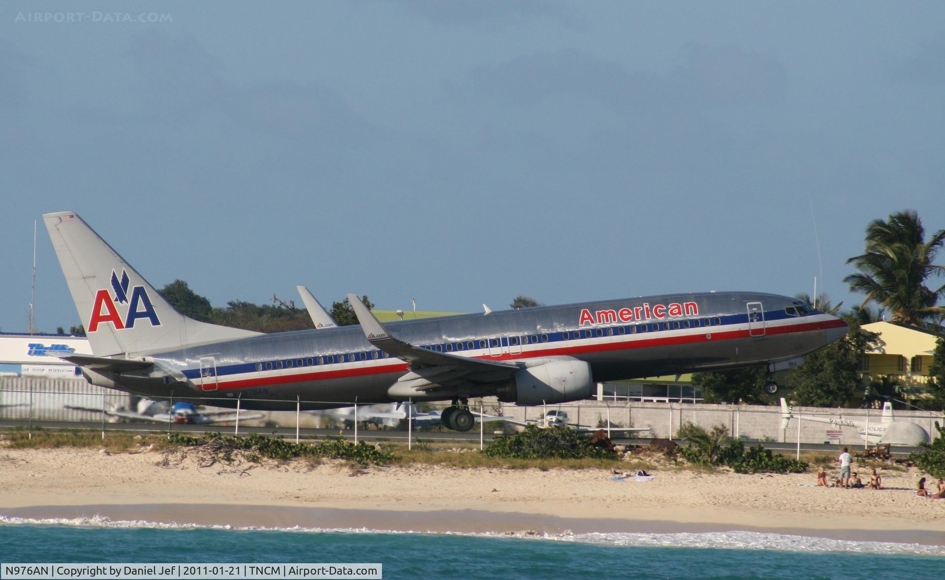 N976AN, 2001 Boeing 737-823 C/N 30099, American airlines N976AN departing TNCM