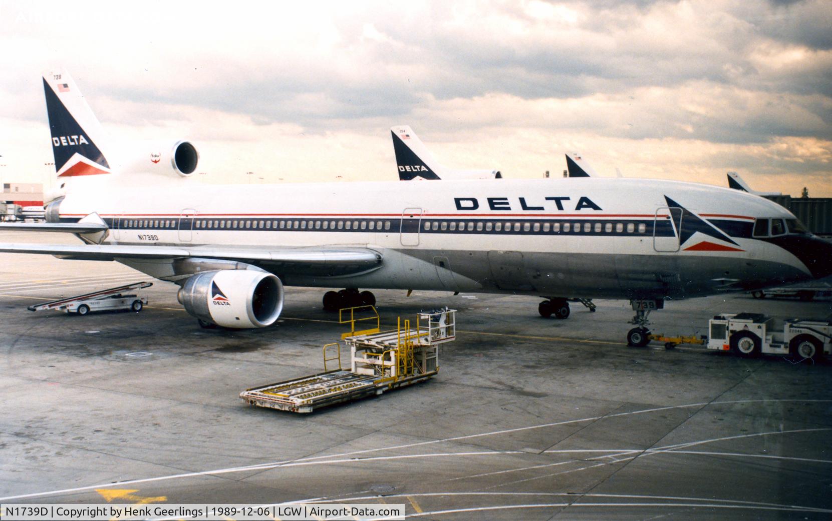 N1739D, 1982 Lockheed L-1011-385-1-15 TriStar 250 C/N 193C-1237, Delta , ready for dep to Atlanta , dec '89