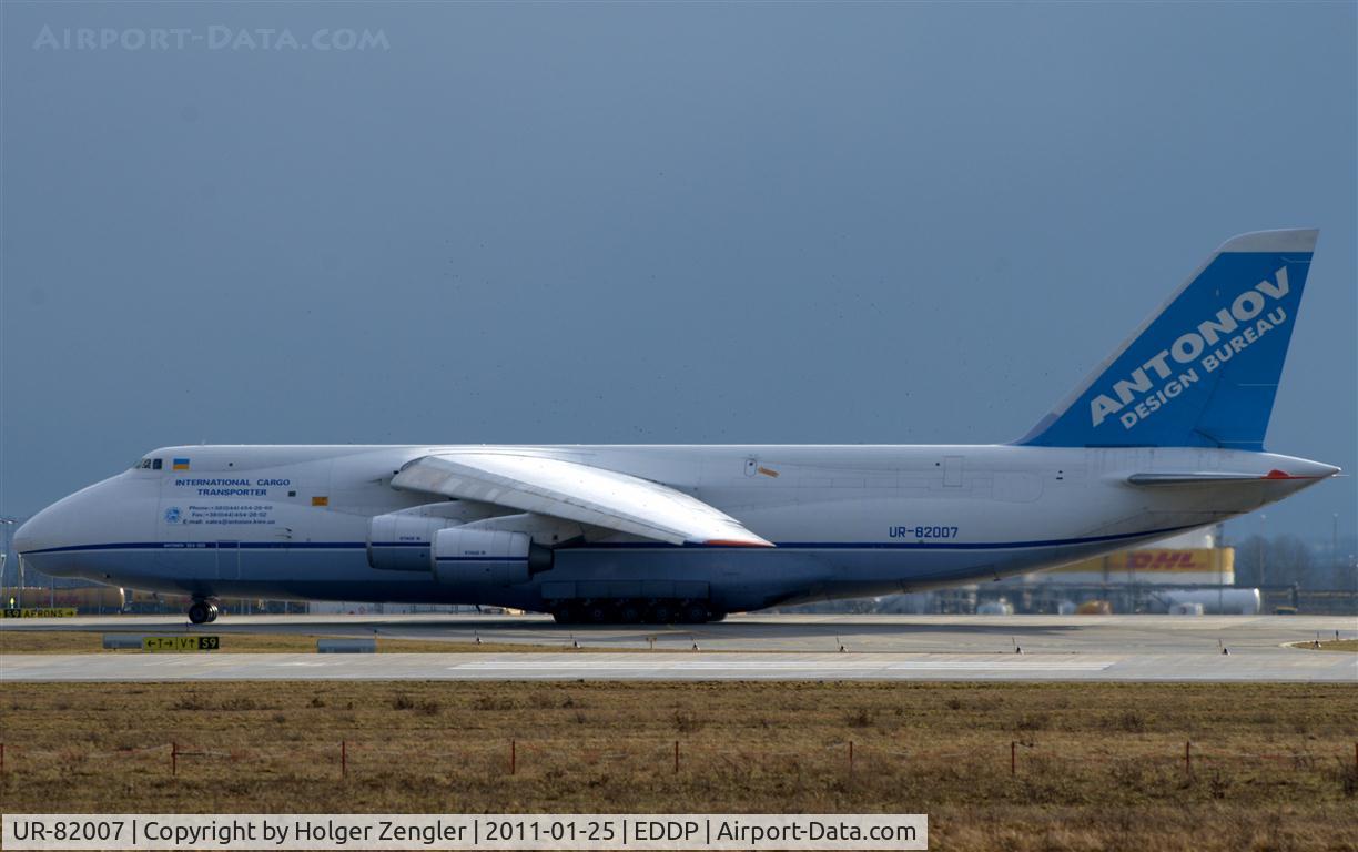 UR-82007, 1988 Antonov An-124-100 Ruslan C/N 19530501005, Big Baby on the way to take off on rwy 26L.