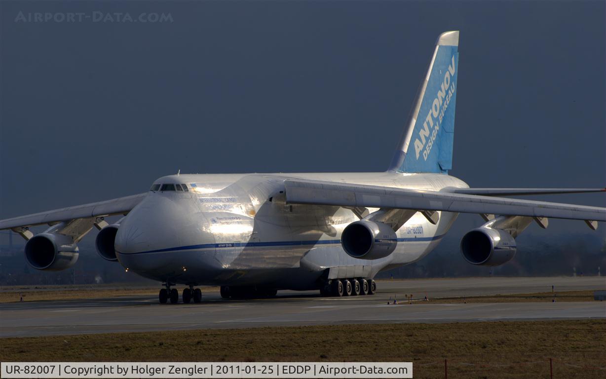 UR-82007, 1988 Antonov An-124-100 Ruslan C/N 19530501005, Big Baby turns in to rwy 26L.