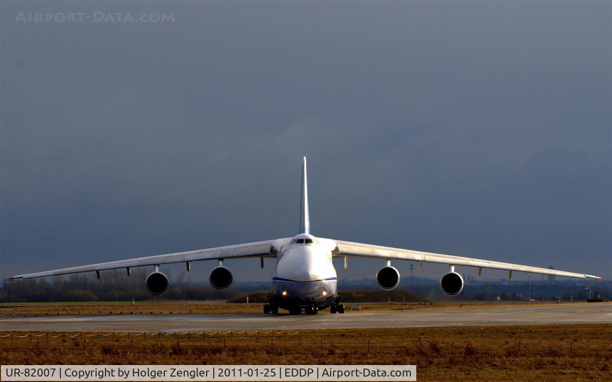UR-82007, 1988 Antonov An-124-100 Ruslan C/N 19530501005, Uuups, she is looking at me!!!