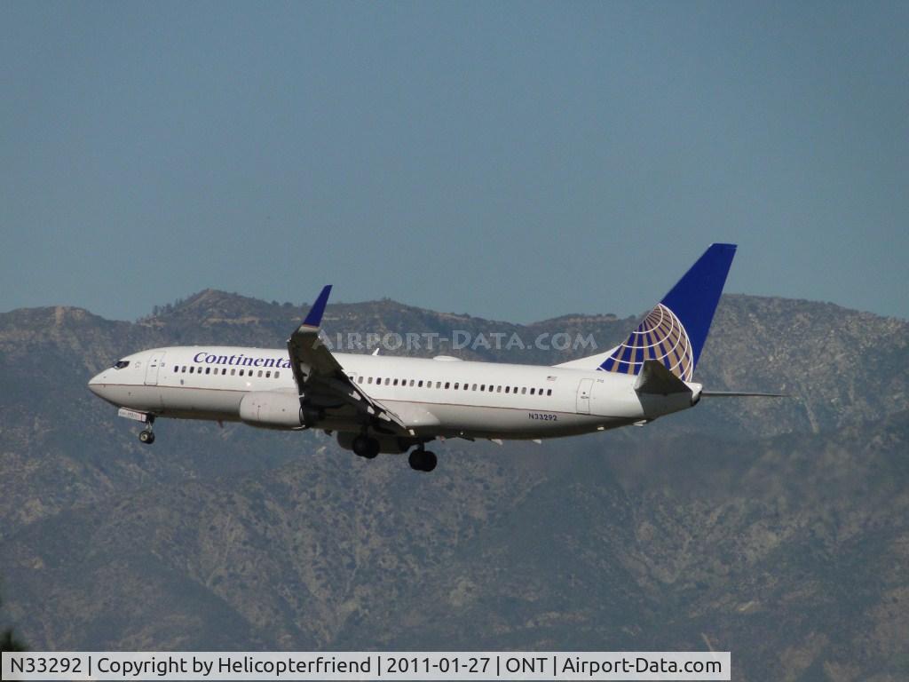 N33292, 2004 Boeing 737-824 C/N 33455, On final to runway 26R on a windy day