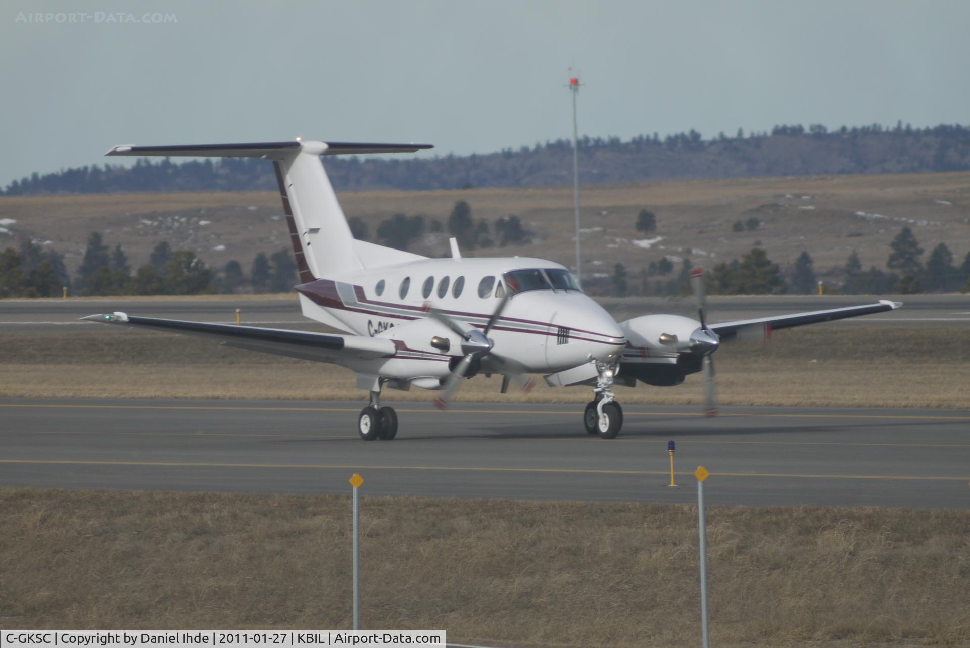 C-GKSC, 1981 Beech F90 King Air C/N LA-113, Canadian King Air F-90 Taxi's to 28R