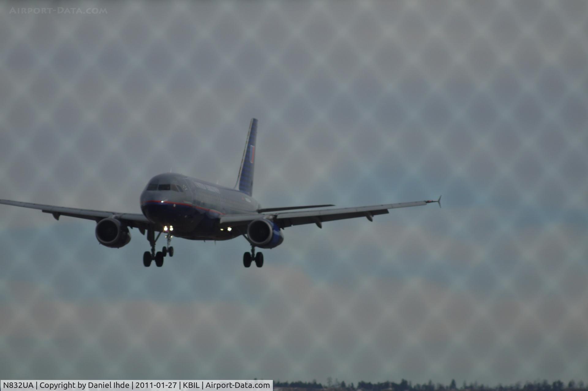 N832UA, 2000 Airbus A319-131 C/N 1321, United Airbus A319 approaches 28R in a crosswind